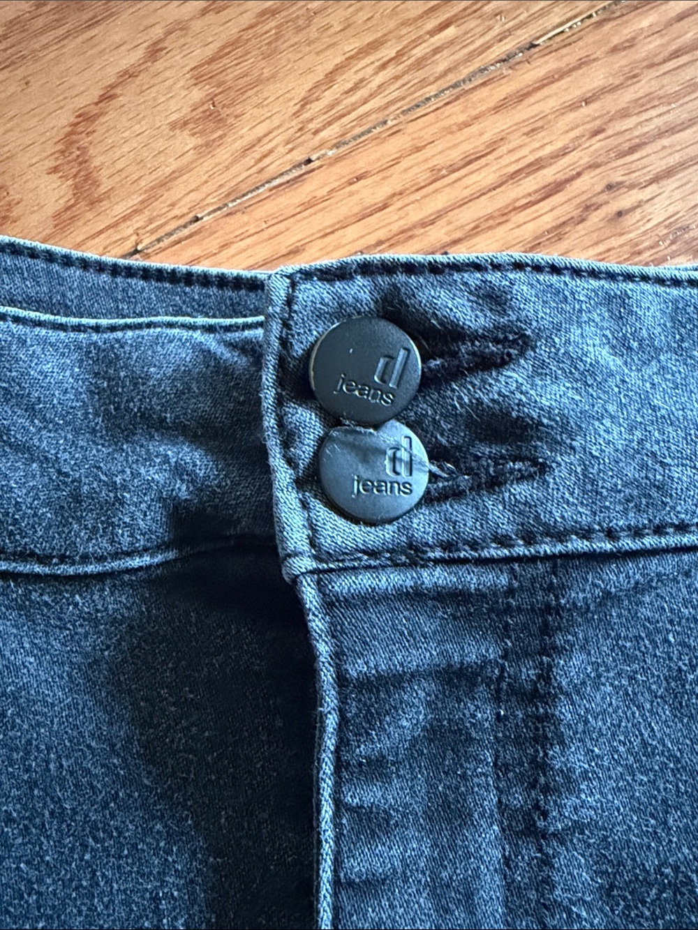 D. Jeans - Picture 3 of 4